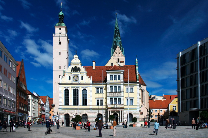 Rathausplatz und altes Rathaus