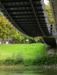 Neue Donaubrücke von unten, Fußgängerbereich